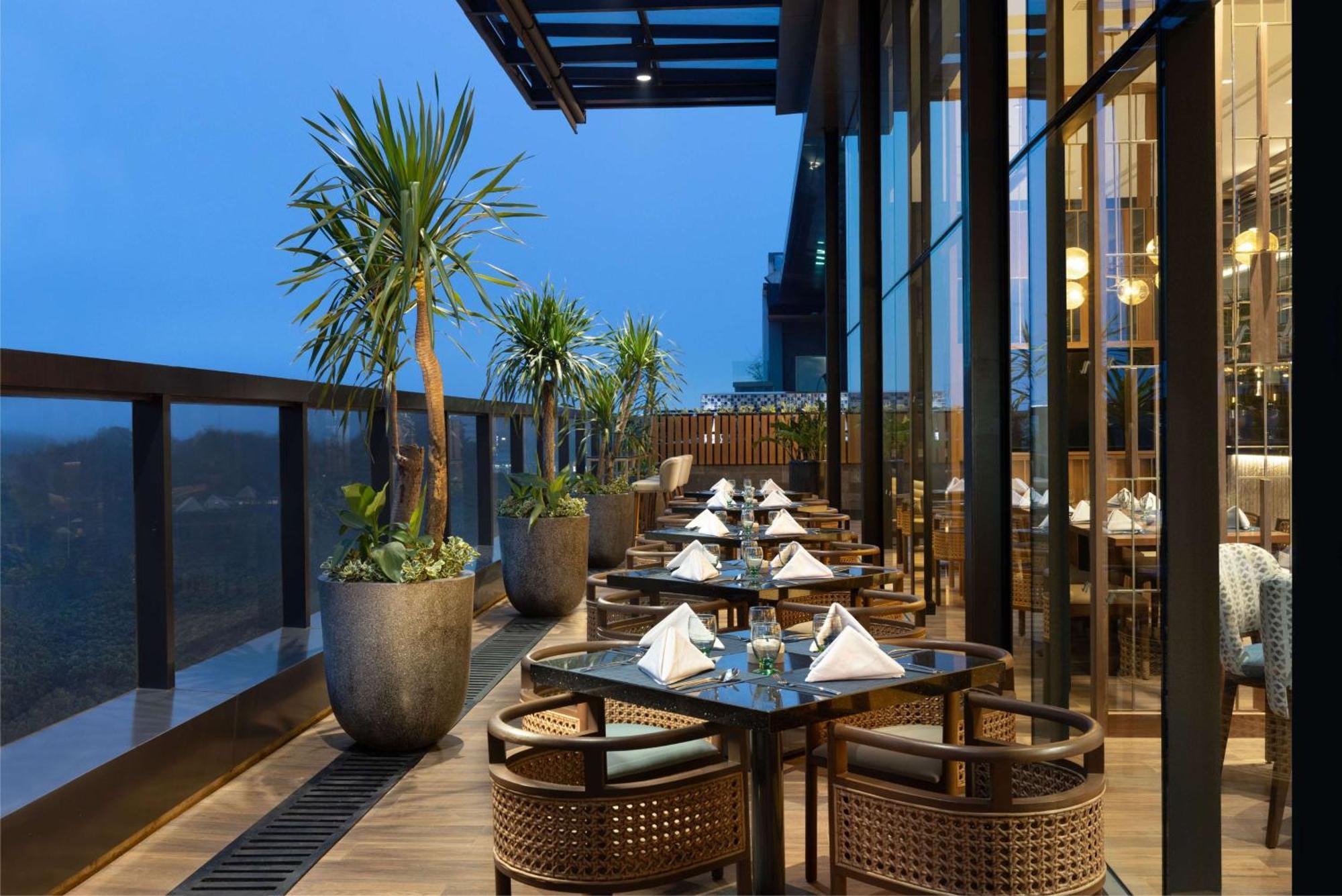 Doubletree By Hilton Jakarta Bintaro Jaya Serpong Bagian luar foto